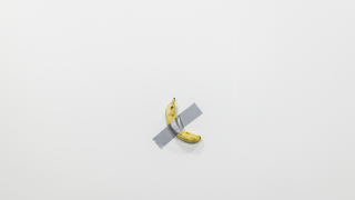 Un plátano pegado a una pared se vende por 120.000 dólares. Alguien entra en la galería y se lo come
